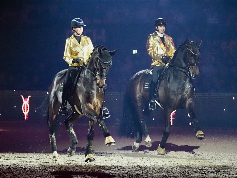 Andreas Helgstrand må have 117 ting at lave under Dansk Varmblods Hingstekåringer, og alligevel finder han hvert år tid til at deltage i det årlige Gallashow. I år var det en pas de deux med Maria Anita Andersen, som red Resée De Fontaine. Selv red Andreas superhingsten Revolution.