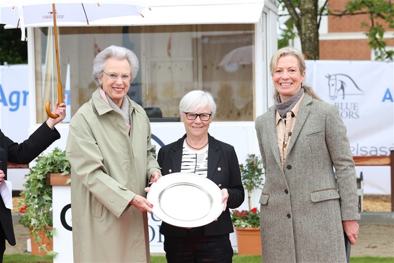 HKH Prinsesse Benedikte overrakte prisen til Susanne Baarup Christensen sammen med Nicole Siesbye Suhr. Foto: Ridehesten.com
