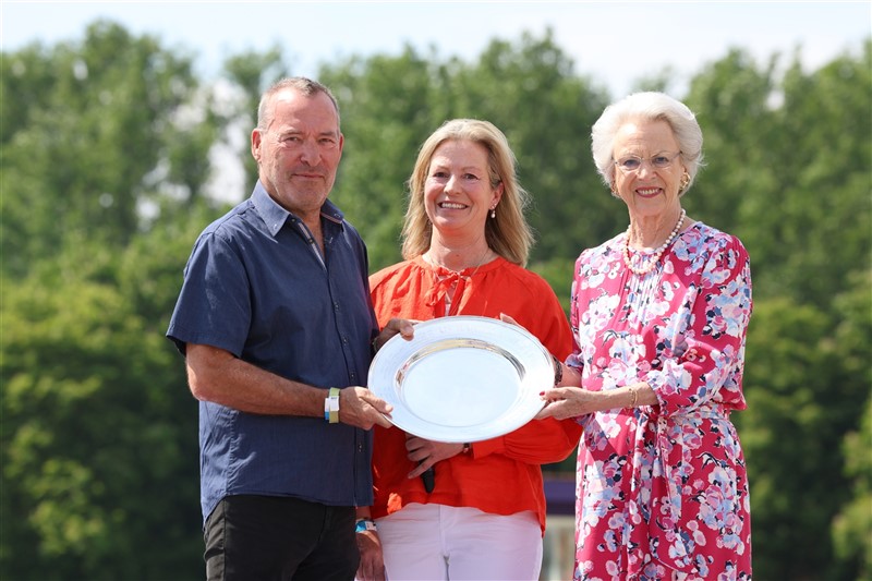 Jens Trabjerg fik Lis Hartels Mindepris overrakt af H.K.H. Prinsesse Benedikte og Nicole Siesbye-Suhr (midten), som er barnebarn af Lis Hartel, den 26. maj 2024.
Foto: RIDEHESTEN.COM