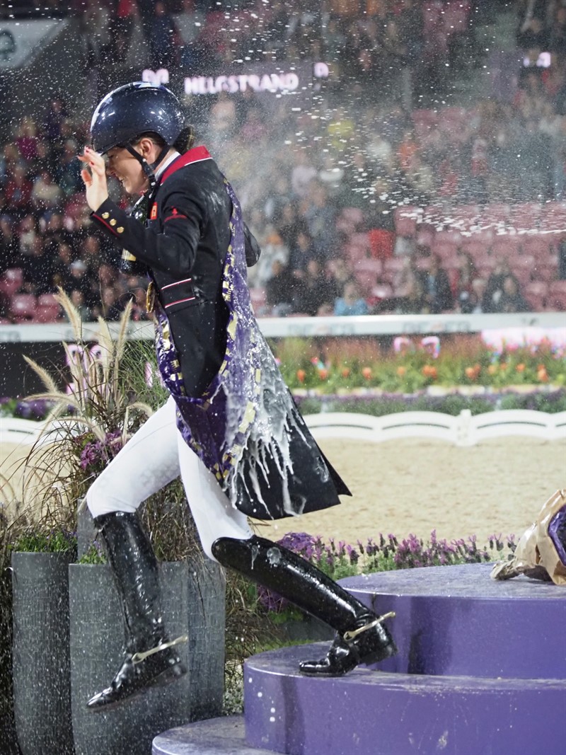 Dette er prisen, man må betale for at være blevet verdensmester i dressursportens sværeste disciplin Grand Prix Kür! Charlotte Fry fra Storbritannien.
