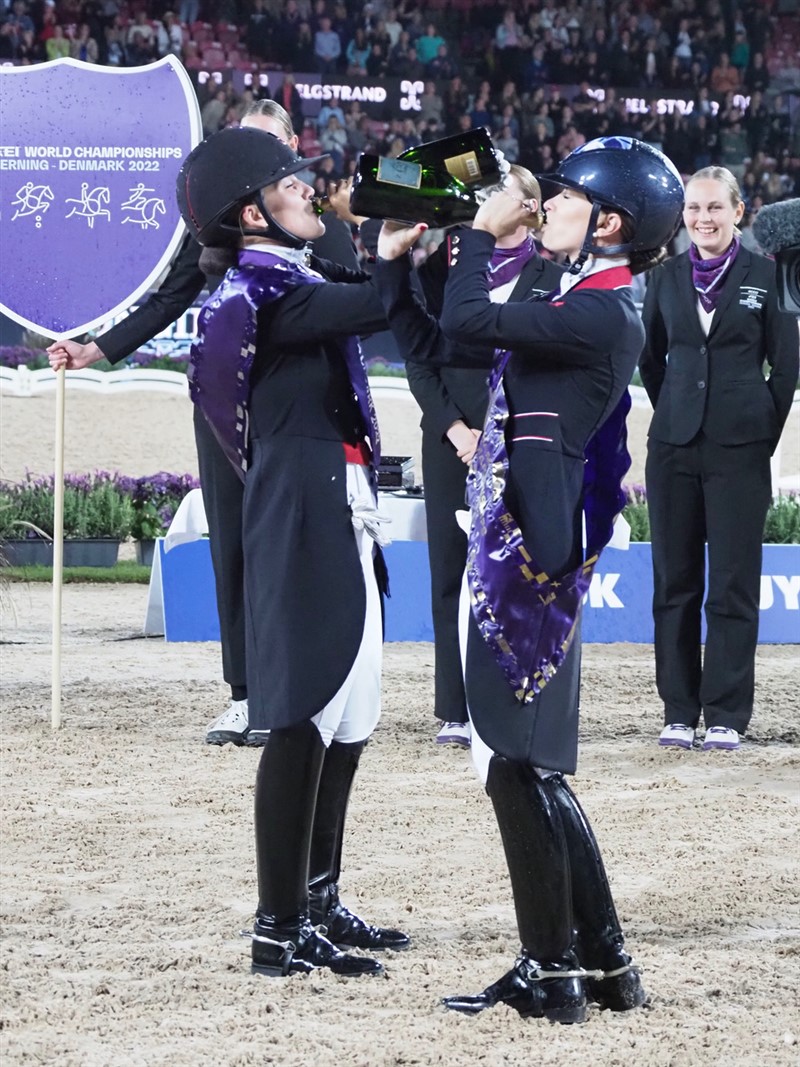 Cathrine og Charlotte traf en klog beslutning - at drikke champagnen!