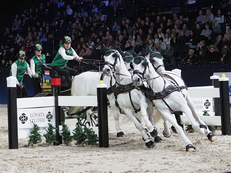 Den helt store overraskelse i FEI World Cup firspandskørslen blev kun 30-årige Bram Chardon fra Holland, som vandt begge de udskrevne klasser - både den indledende og omkørslen blandt de tre bedste spand. Helt fantastisk!