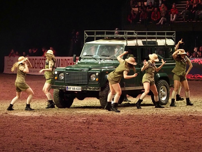 Et rigtig fint nummer var de fire ryttere, der repræsenterede Afrika. Hestene var dekoreret som zebraer, tigre og andre vilde dyr. Her ses Eric Guadia med One to Remember, der for anledningen var blevet forvandlet til en zebra.