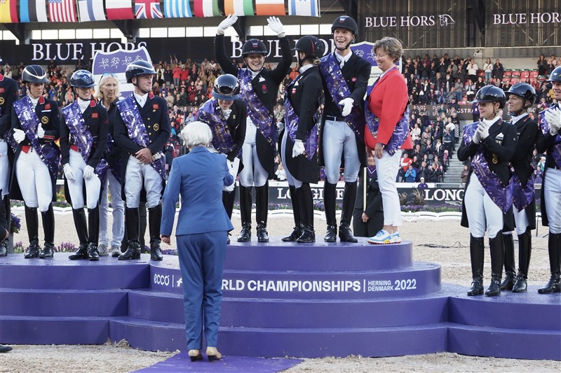 Hendes Kongelige Højhed Prinsesse Benedikte, protektor for ECCO FEI World Championships, lykønskede alle medaljetagerne. Desværre blev der ikke stillet an til et fælles foto på podiet.