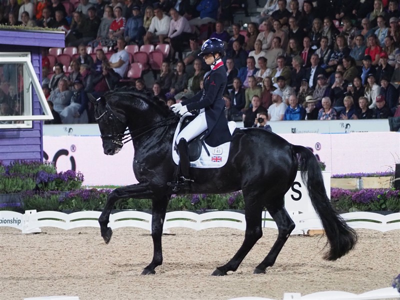 I Grand Prix Kür havde Charlotte Fry fået styr på galoppirouetterne og for hendes svære og fejlfrie Kür opnåede hun klassens bedste resultat 90,654% og blev dermed den nye verdensmester i Grand Prix Kür.
