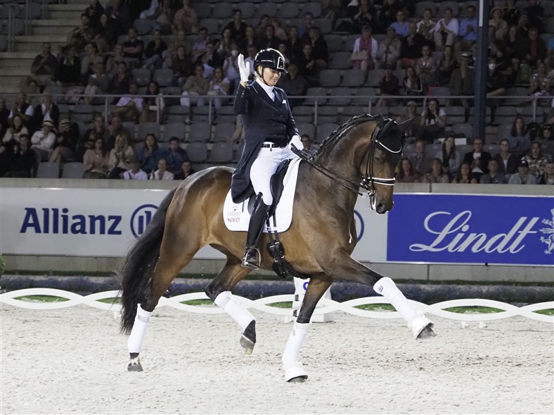 Lone Bang Larsen havde lige som Cathrine Dufour valgt at ride den 4* Kür. Med en høj sværhedsgrad og trods en dyr fejl i en pirouetter til højre besatte Lone med den elegante Thranegaardens Rostov en femteplads med 76,025%. Og er lige som Andreas Helgstrand reserve til VM i Herning.