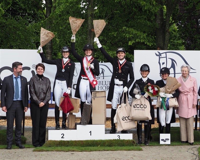 De tre medaljevindere fra venstre: sølvmedalje: Carina Cassøe Krüth med Heiline’s Danciera, i midten guldmedaljevinderen igen igen: Cathrine Laudrup-Dufour med Mount St. John Freestyle og bronze: Andreas Helgstrand med Jovian. Klassens overdommer Hans-Christian Matthiesen står helt ude til venstre i billedet, og til venstre for Andreas Helgstrand er det Anna Toosbuy Rasch, som blev nr. fire med Everian L, og Nadja Aabo Sloth med Favour Gersdorf som ganske tæt på blev nr. fem. Hendes Kongelige Højhed Prinsesse Benedikte er en trofast gæst hver gang, der rides Dansk Mesterskab for seniorer, og dette års mesterskab i Randbøl var ingen undtagelse.