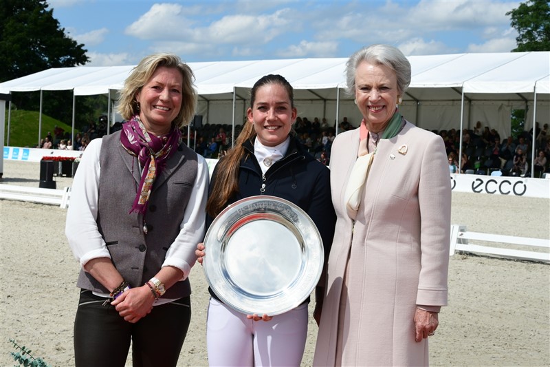 Nicole Siesbye-Suhr, prismodtager Cathrine Dufour og H.K.H Prinsesse Benedikte, formand i Dressurens Venner, ved overrækkelsen i Uggerhalne mandag d. 10. juni 2019. Foto: Ridehesten