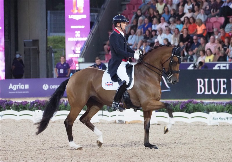Gareth Hughes fra Storbritannien blev testet positiv for Covid 19 i starten af konkurrencerne. Han fik alligevel lov til at ride, og var nok glad for det, for med sin hest Classic Briolinca besatte han efter en fejlfri Kür en flot femteplads med 84,043%.