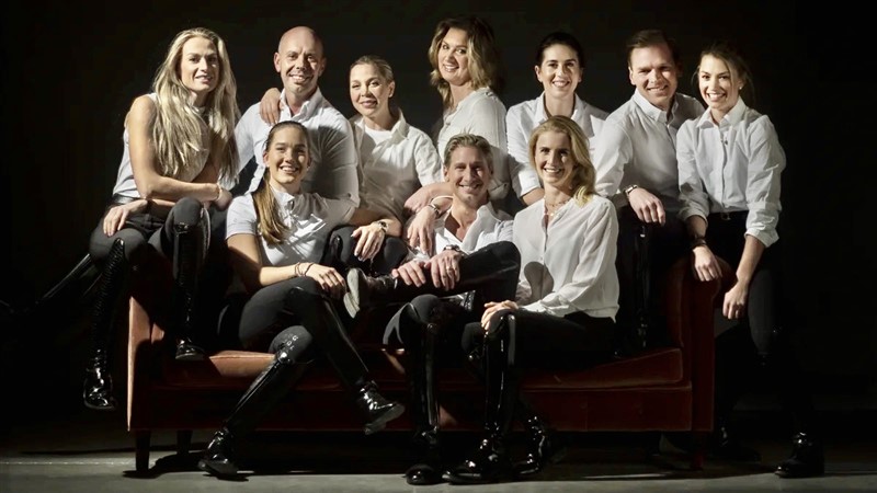 Der er tradition for, at der bliver taget et ”fancy” foto af alle deltagerne i SAAB TOP 10, og i år var ingen undtagelse.
Øverst fra venstre: Dinja van Lieren, Hans Peter Minderhoud, begge Holland, Therese Nielshagen, Jennie Larsson, begge Sverige, Carina Cassøe Krüth, Henri Rouste, Finland, og Charlotte Fry, Storbritannien.
Nederst fra venstre: Cathrine Dufour, Patrick Kittel, Sverige, og Jessica von Bredow-Werndl, Tyskland.
Foto: Kristian Löveborg/SAAB