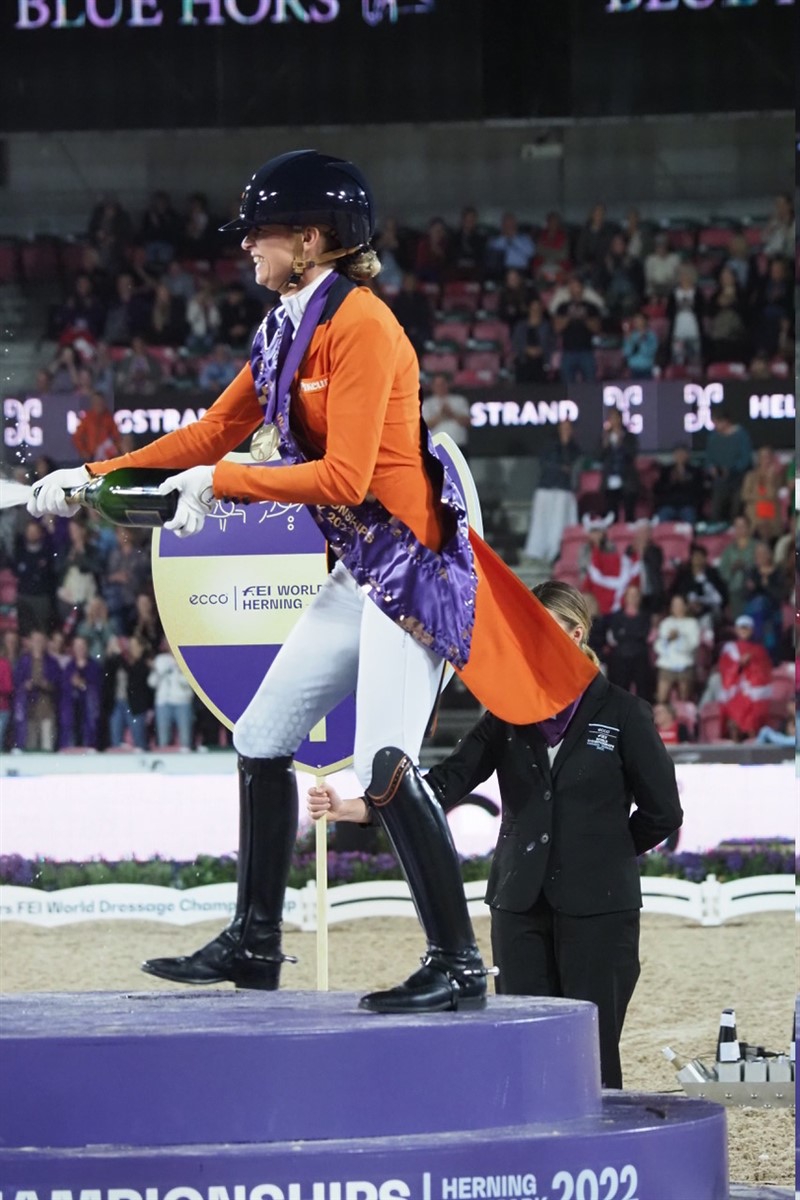 Bronzemedaljevinderen fra Holland Dinja van Liere var den første, der fik proppen af sin champagneflaske.
