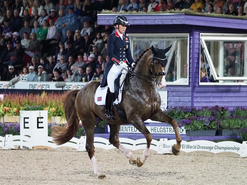 Charlotte Dujardin fra Storbritannien, tidligere to gang olympisk mester, verdensmester, europamester med mere, red på den kun niårige hollandske Imhotep, som gik sin første Grand Prix Kür overhovedet. Det forhindrede hende imidlertid ikke i at have komponeret et program med bl.a. 2 x dobbelte galoppirouetter, sidetraversader i passage og en pirouette i piaffe, alt sammen fejlfrit. Til gengæld er changementserierne ikke helt på plads, og de indløb en stor fejl i dem for hvert andet spring. Den unge hest går endnu lidt snævert og rejst, men det skal nok blive rettet. De opnåede 83,132% og en 10. plads.